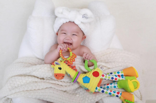 商水四个月宝宝揉眼睛